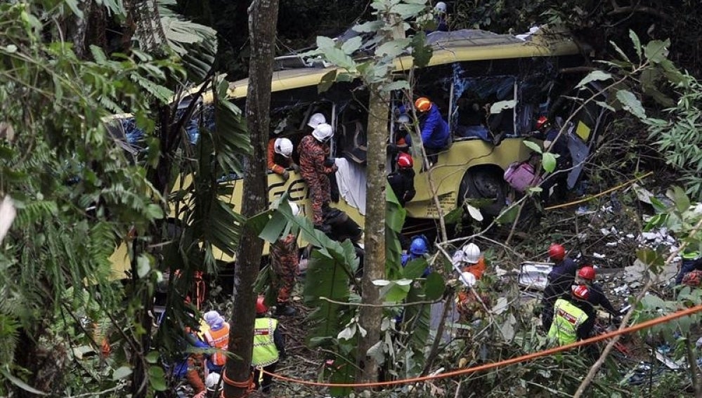 Los servicios de emergencias asisten a los heridos del accidente de autobús en Malasia.