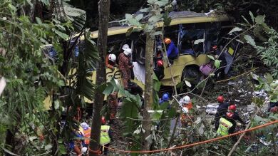 Al menos 37 muertos al despeñarse un autocar con turistas en Malasia