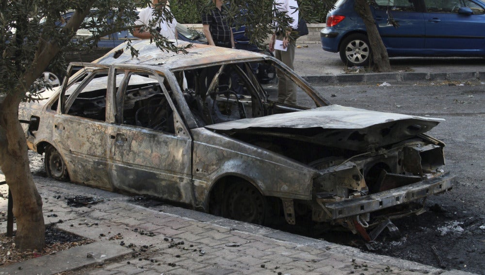 Un coche calcinado por un supuesto ataque químico de las fuerzas del régimen de Bachar al Asad en Damasco