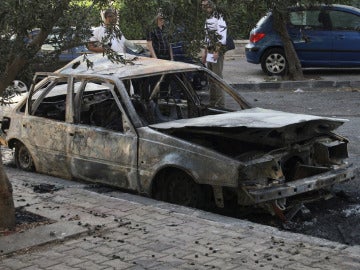 Un coche calcinado por un supuesto ataque químico de las fuerzas del régimen de Bachar al Asad en Damasco Un coche calcinado por un supuesto ataque químico de las fuerzas del régimen de Bachar al Asad en Damasco