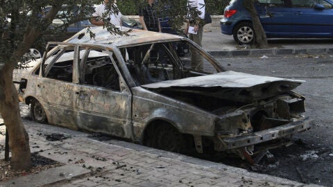 Un coche calcinado por un supuesto ataque qu&iacute;mico de las fuerzas del r&eacute;gimen de Bachar al Asad en Damasco