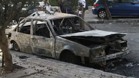 Un coche calcinado por un supuesto ataque químico de las fuerzas del régimen de Bachar al Asad en Damasco Un coche calcinado por un supuesto ataque químico de las fuerzas del régimen de Bachar al Asad en Damasco