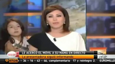 La hija de una presentadora marroquí le da el móvil en directo y sale corriendo al darse cuenta