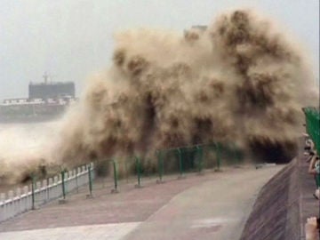 Una ola de 20 metros en un río chino Una ola de 20 metros en un río chino