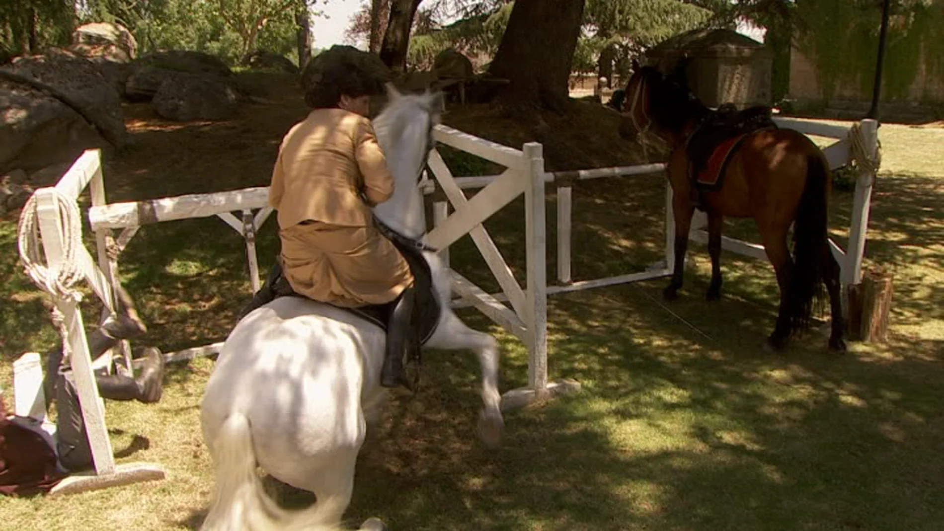 María se cae del caballo