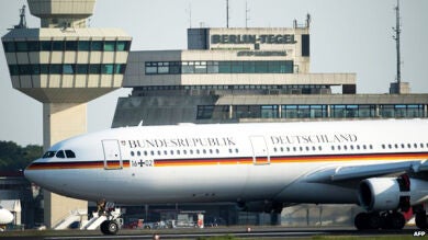 Baila semidesnudo en el avión de Angela Merkel después de tomar drogas