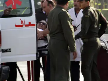 Hosni Mubarak llega en camilla al hospital militar de Maadi Hosni Mubarak llega en camilla al hospital militar de Maadi