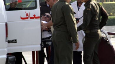 Hosni Mubarak sale de prisión en un helicóptero medicalizado