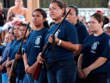 Mujeres armadas en el poblado de Xaltianguis, México