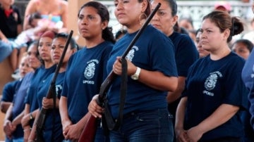 Mujeres armadas en el poblado de Xaltianguis, México