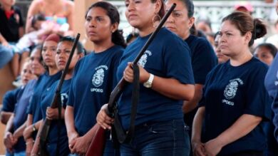 Un centenar de mujeres mexicanas se arman para defender su pueblo