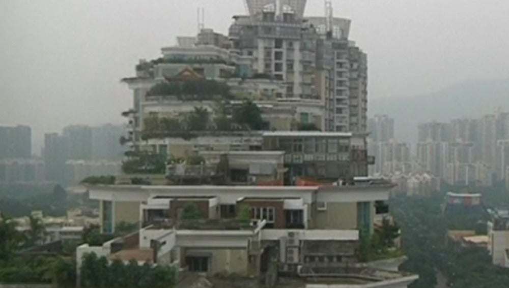 Un templo sobre un edificio en China