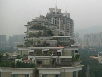 Un templo sobre un edificio en China Un templo sobre un edificio en China