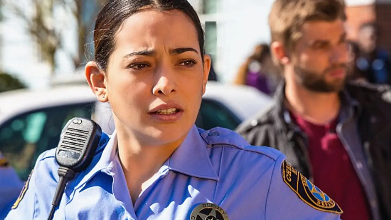 Natalie Martinez es Linda Esquivel