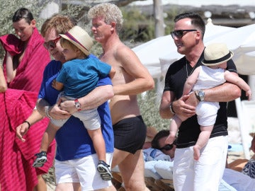 Elton John y su esposo David Furnish disfrutan de unas vacaciones familiares al completo