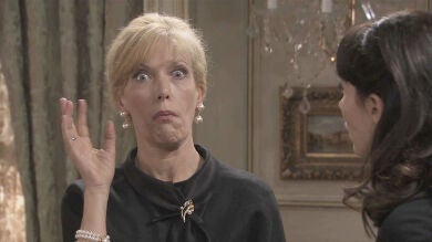 Pía pierde el cigarro de entre los dedos