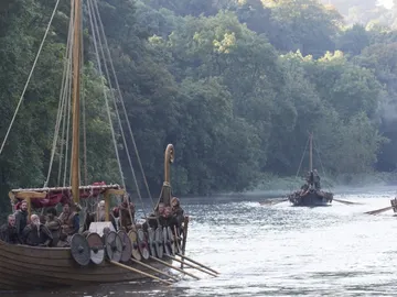 El barco de Ragnar hace su camino a través del río El barco de Ragnar hace su camino a través del río