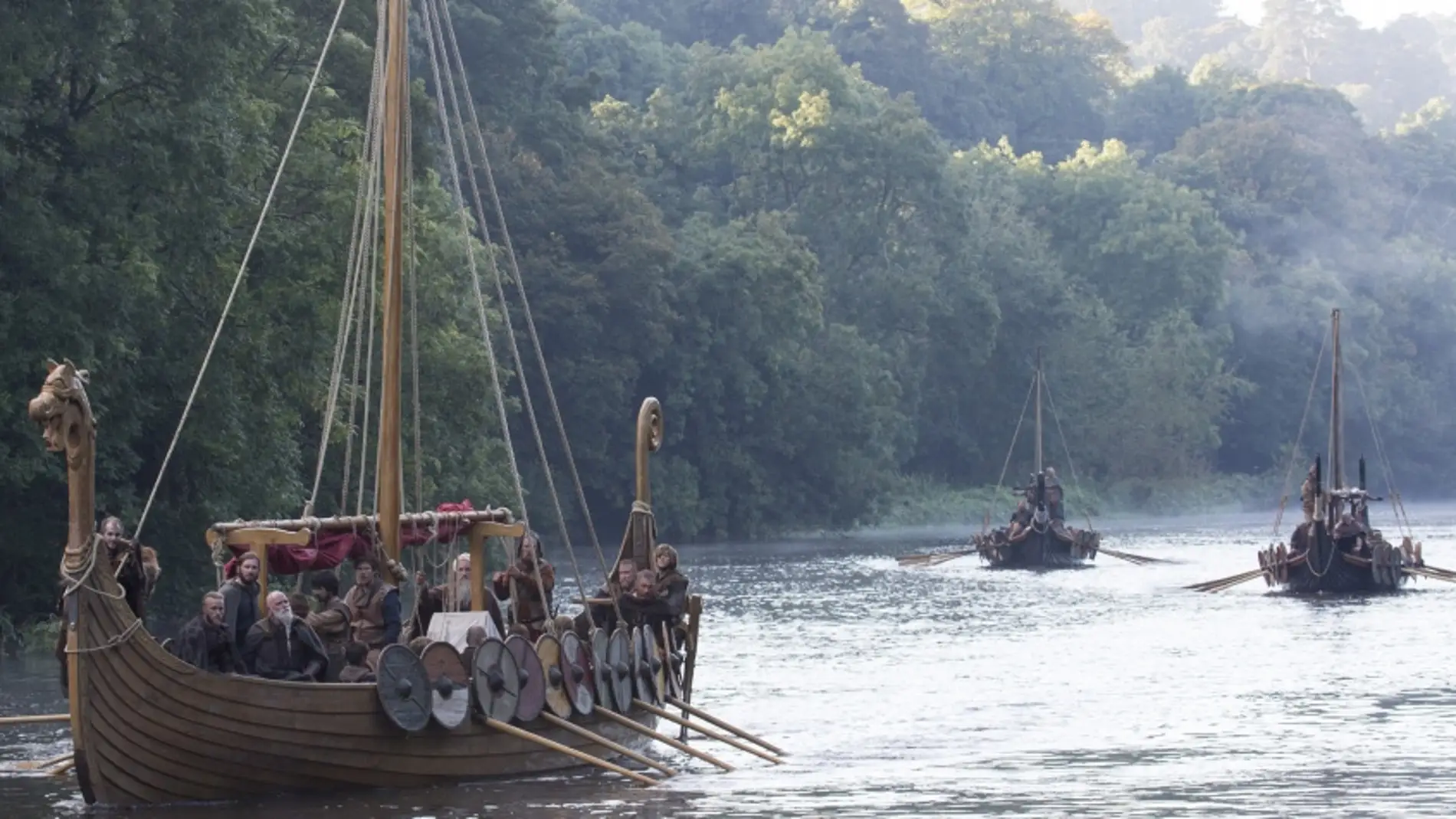 El barco de Ragnar hace su camino a través del río
