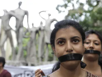 Varias estudiantes protesta para denunciar los crímenes contra las mujeres en la India. Varias estudiantes protesta para denunciar los crímenes contra las mujeres en la India.