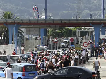 La frontera entre España y Gibraltar La frontera entre España y Gibraltar