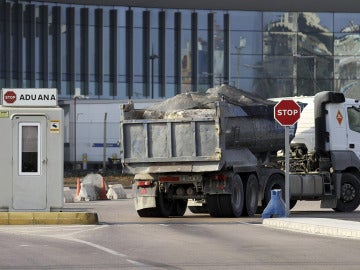 Un camión cargado con rocas atraviesa la frontera con Gibraltar