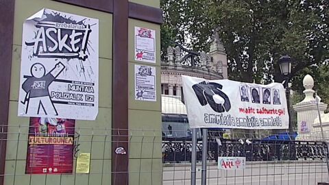 Decenas de casetas de las fiestas de Bilbao aparecen con pintadas a favor de ETA