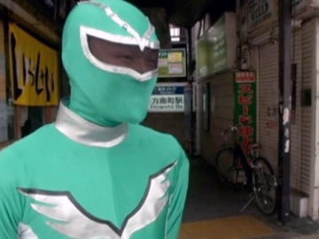 El superhéroe Tadahiro Kanemasu vestido de Power Ranger