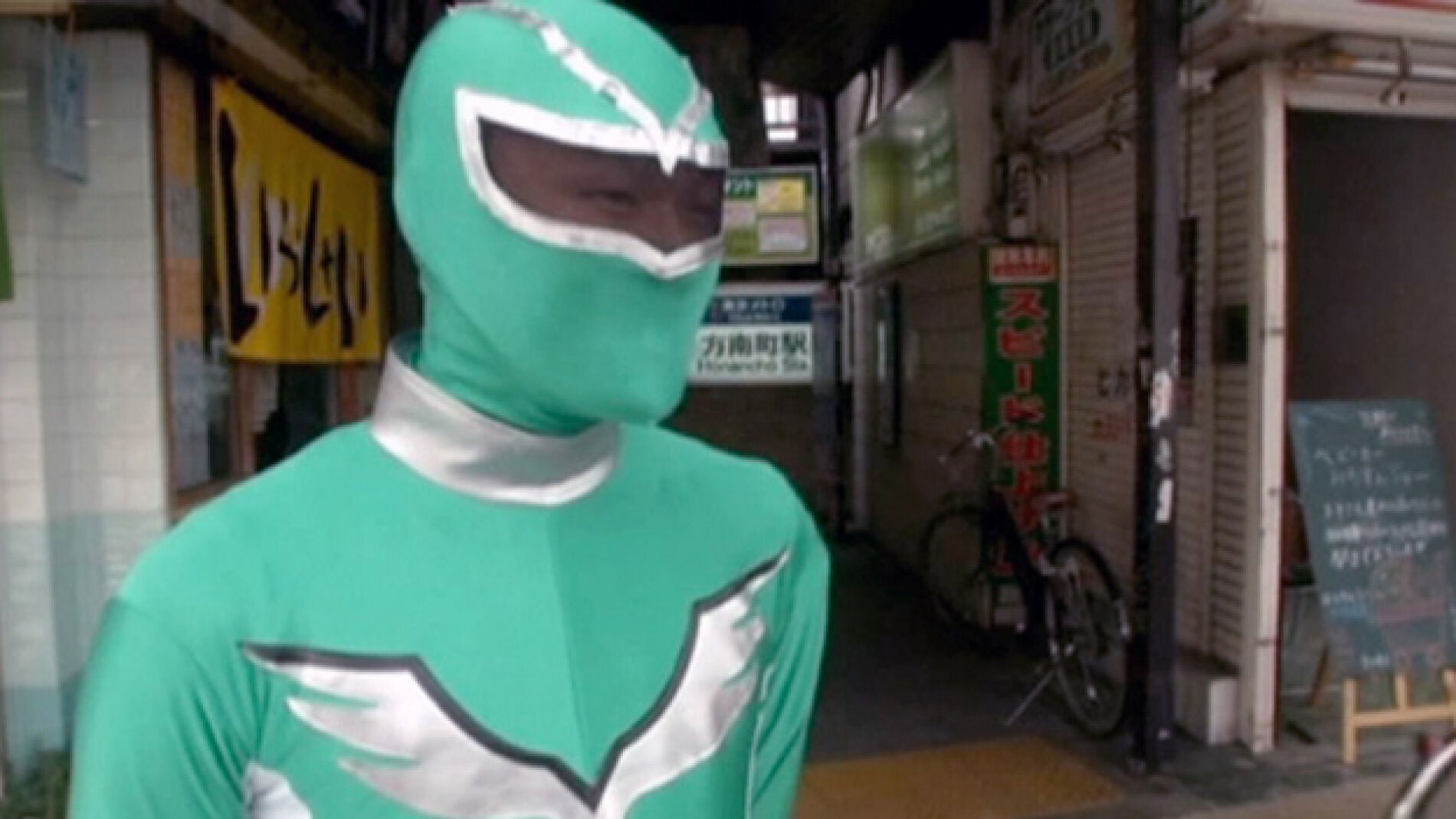 El superh&eacute;roe Tadahiro Kanemasu vestido de Power Ranger