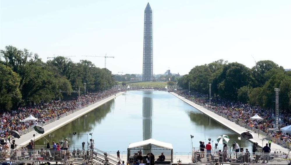 Decenas de miles de personas reunidas alrededor del monumento de Lincoln