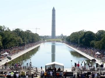 Decenas de miles de personas reunidas alrededor del monumento de Lincoln