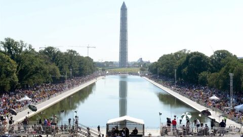 Decenas de miles de personas reunidas alrededor del monumento de Lincoln