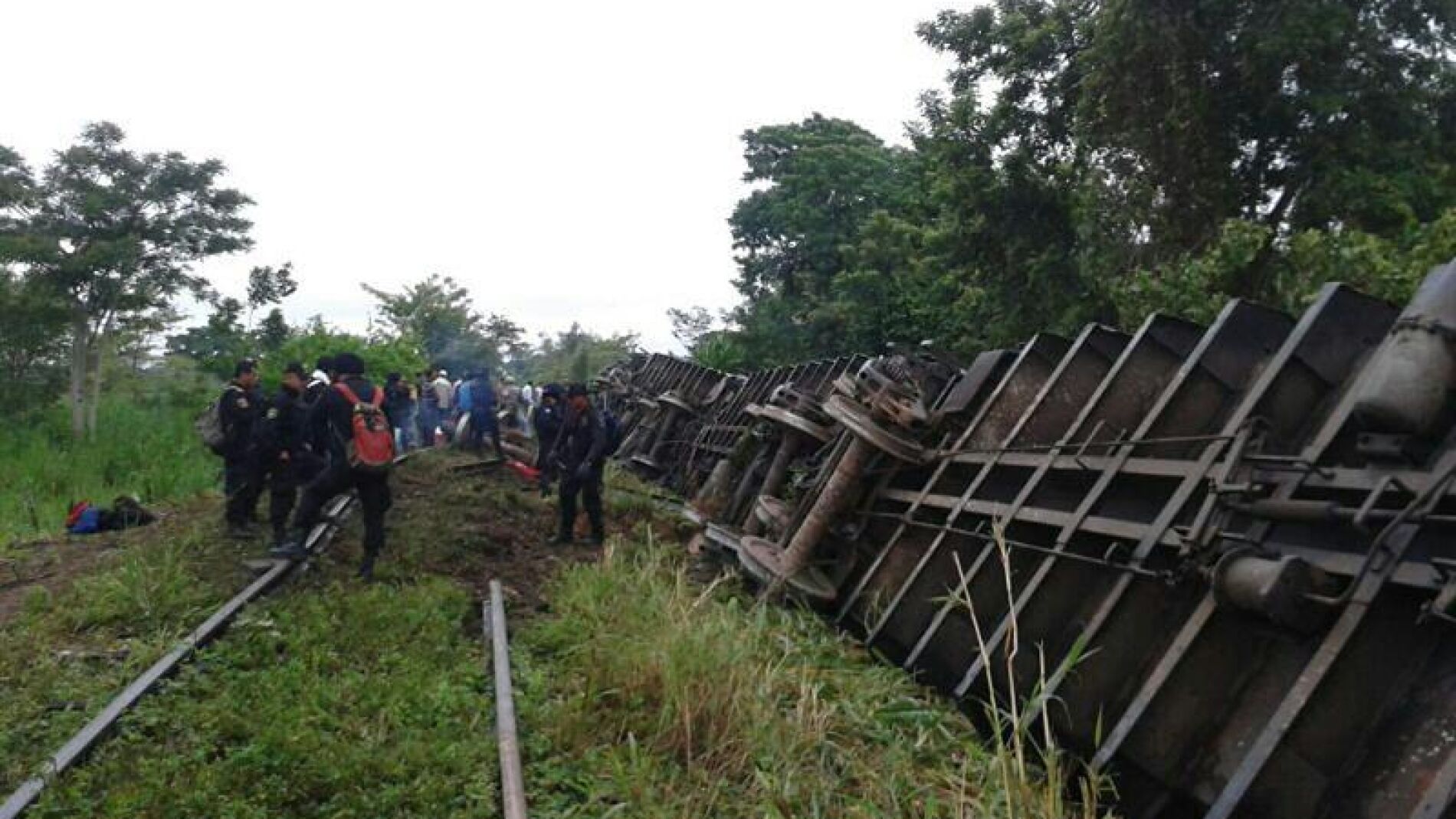 Vista general del descarrilamiento del tren de carga conocido como 'La Bestia'