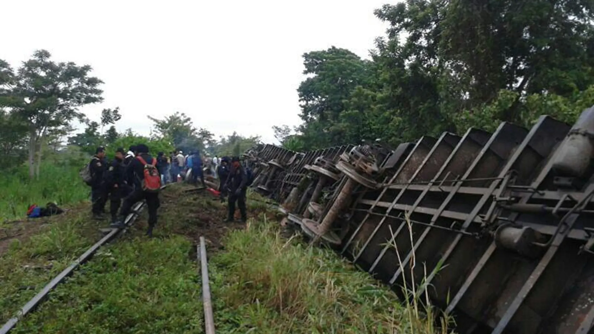 Vista general del descarrilamiento del tren de carga conocido como 'La Bestia' Vista general del descarrilamiento del tren de carga conocido como 'La Bestia'