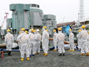 Trabajadores en la central de Fukushima