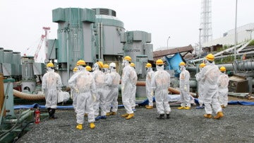 Trabajadores en la central de Fukushima