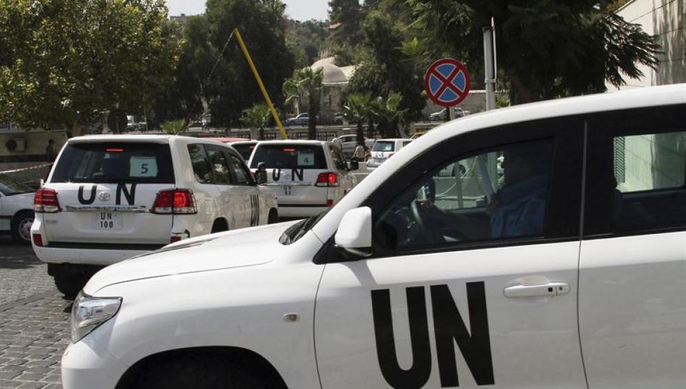 Un convoy con inspectores de la Organización de Naciones Unidas (ONU) abandona el hotel Four Seasons de Damasco