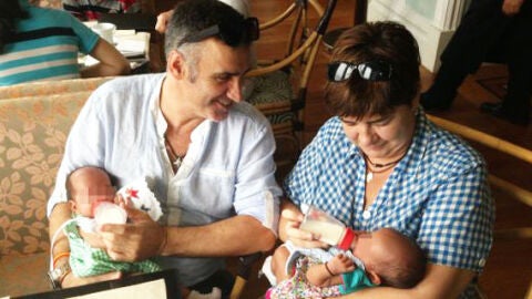 Los padres adoptivos con sus mellizos en Bombay.