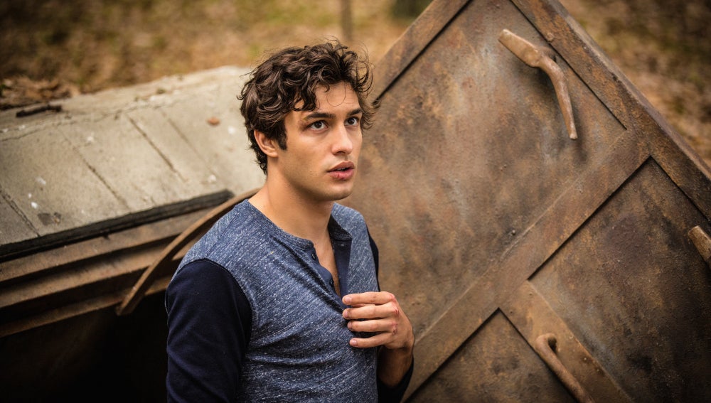 Alexander Koch es James 'Junior' Rennie