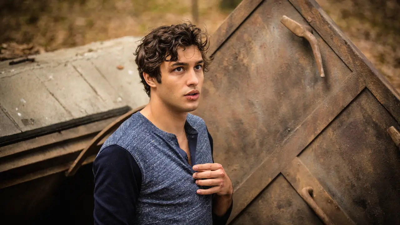 Alexander Koch es James 'Junior' Rennie