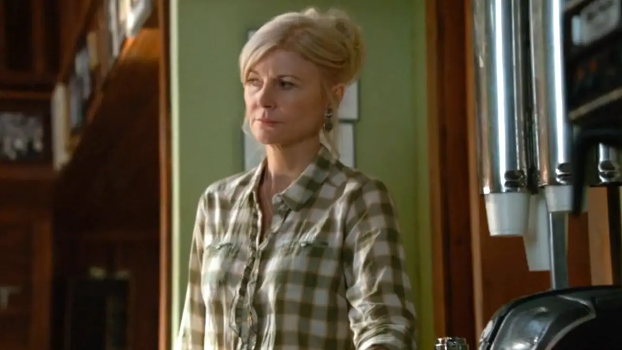 Beth Broderick es Rose Twitchell