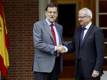 El presidente del Gobierno, Mariano Rajoy (i), saluda al jefe del Ejecutivo murciano, Ramón Luis Valcárcel 