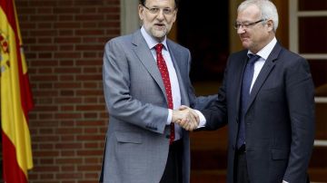 El presidente del Gobierno, Mariano Rajoy (i), saluda al jefe del Ejecutivo murciano, Ramón Luis Valcárcel 