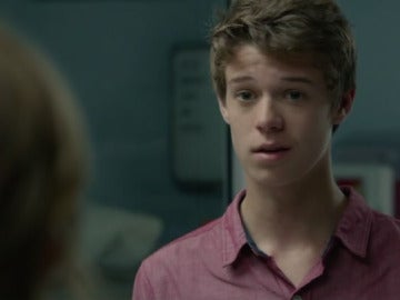 Colin Ford es Joe McAlister