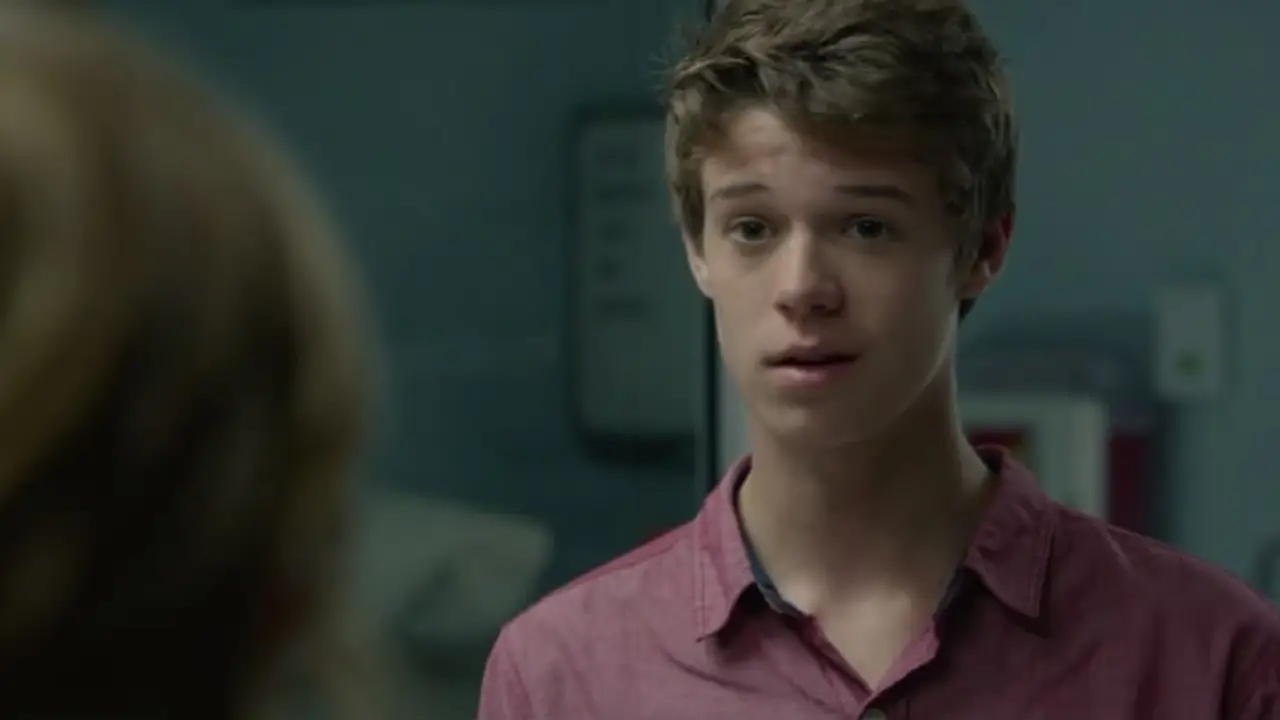 Colin Ford es Joe McAlister