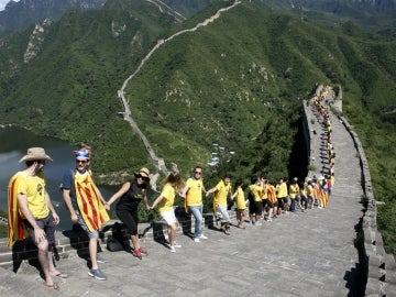 Un centenar de catalanes en la Gran Muralla Un centenar de catalanes en la Gran Muralla