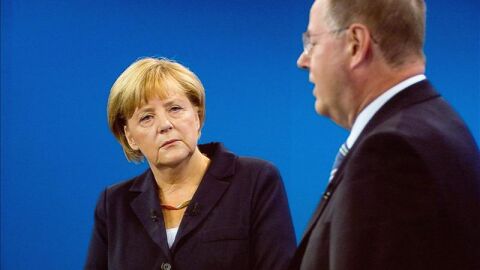 Angela Merkel, frente a su rival socialdem&oacute;crata Peer Steinbrueck