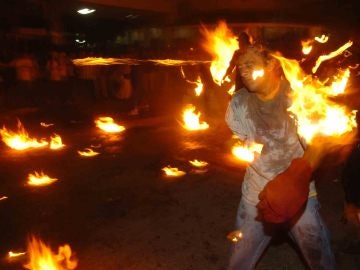 Festival de bolas de fuego en El Salvador