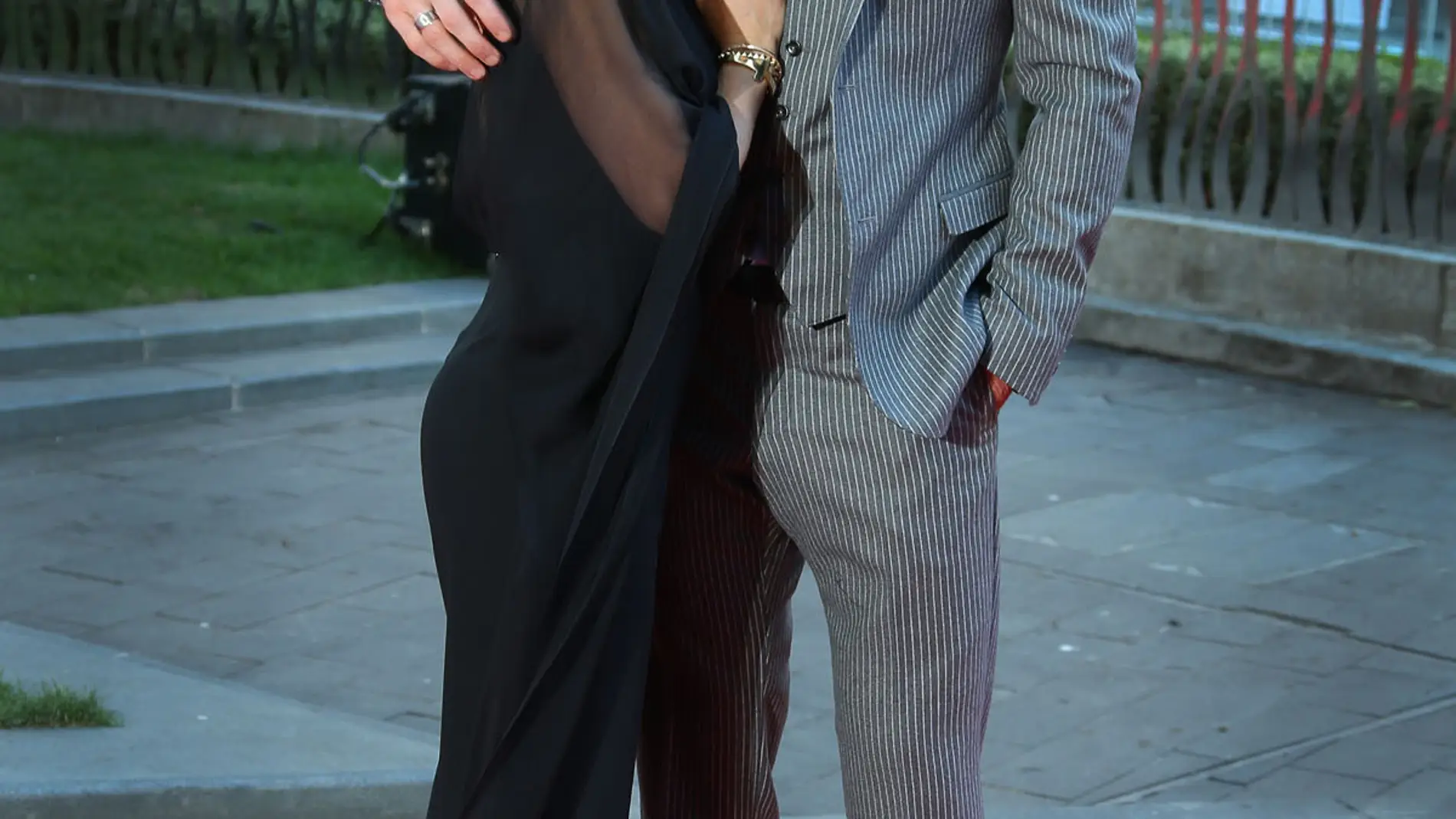 Elsa Pataky y Chris Hemsworth posando en la premier de la película del actor 'Rush'