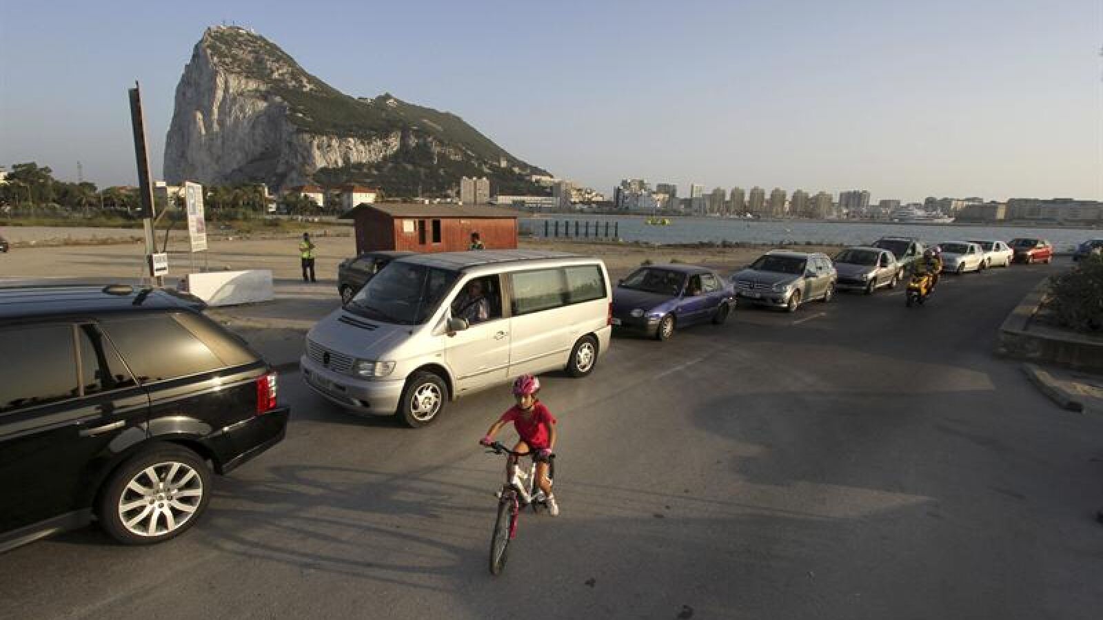 Detenida una guardia civil por ayudar al contrabando de tabaco de Gibraltar