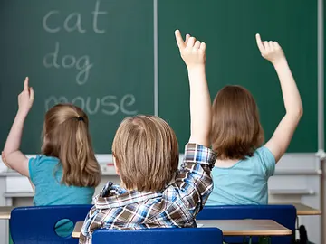 Unos niños asisten a una clase de inglés Unos niños asisten a una clase de inglés